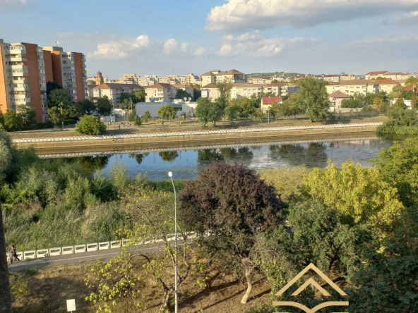 07b76971 44aa 40b4 91d4 f65b90e643a7